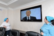Cillvēki skatās Putina runu  - 9