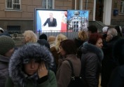 Cillvēki skatās Putina runu  - 18