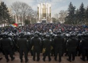 Moldovas galvaspilsētā pret jauno valdību protestē 10 000 cilvēku - 3