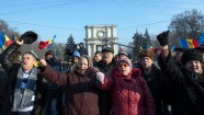 Moldovas galvaspilsētā pret jauno valdību protestē 10 000 cilvēku - 7