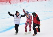 Sirdi stindzinoši kritieni kalnu slēpošanas sacensībās Kicbīlē - 6