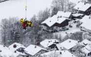 Sirdi stindzinoši kritieni kalnu slēpošanas sacensībās Kicbīlē - 9