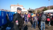 Valsts policija Slovēnijā koordinē bēgļu plūsmu - 9