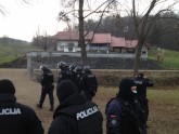 Valsts policija Slovēnijā koordinē bēgļu plūsmu - 17