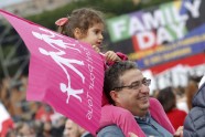 Romā miljoni protestē pret geju laulībām - 7