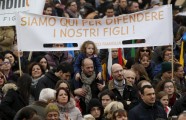 Romā miljoni protestē pret geju laulībām - 9