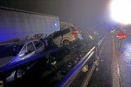 50 automašīnu sadursmē Slovēnijā bojā iet četri cilvēki - 1