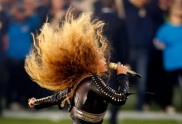 Coldplay un Beyonce uzstājas Super Bowl 50 - 10