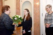 Laimdota Straujuma sveic daiļslidotāju Angelīnu Kučvaļsku