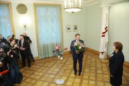 Straujuma nodod amata pilnvaras jaunajam valdības vadītājam Mārim Kučinskim