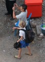 Дети Анджелины Джоли и Бреда Питта в Камбодже - 17
