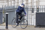 Гай Ричи и Рокко Ричи прокатились на велосипеде по Лондону - 1