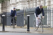 Гай Ричи и Рокко Ричи прокатились на велосипеде по Лондону - 4