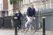 Гай Ричи и Рокко Ричи прокатились на велосипеде по Лондону - 5