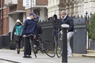 Гай Ричи и Рокко Ричи прокатились на велосипеде по Лондону - 8