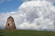 Vecais dzirnavu tornis Rūnas kalnā Vecpiebalgā.