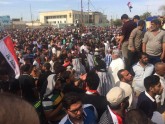 15:23 Protestētāji Bagdādē ielaužas "Zaļajā zonā" un izdemolē parlamentu - 3