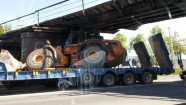 Traktors iesprūst zem tilta Ganību dambī - 1