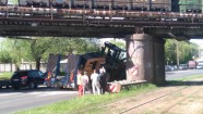 Traktors iesprūst zem tilta Ganību dambī - 2