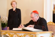 Amatpersonas tiekas ar Vatikāna  valsts sekretāru kardinālu Pjetro Parolins. - 1