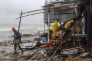 Bangladešā plosās spēcīgs ciklons 'Roanu' - 1