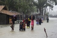 Bangladešā plosās spēcīgs ciklons 'Roanu' - 2