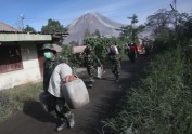 Indonēzijā 'atmodies' Sinabungas vulkāns - 9