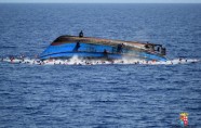 Pie Lībijas krastiem apgāžas migrantu laiva - 1