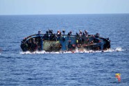 Pie Lībijas krastiem apgāžas migrantu laiva - 4