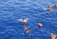 Pie Lībijas krastiem apgāžas migrantu laiva - 13