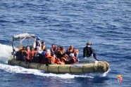 Pie Lībijas krastiem apgāžas migrantu laiva - 16