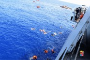 Pie Lībijas krastiem apgāžas migrantu laiva - 17