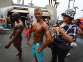 'Memorial Day Muscle Beach' bikini fitnesa sacīkstes ASV - 14