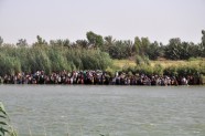 Iedzīvotāji peldus bēg no Fallūdžas