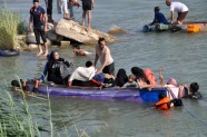 Iedzīvotāji peldus bēg no Fallūdžas - 2