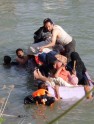 Iedzīvotāji peldus bēg no Fallūdžas - 5