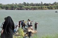 Iedzīvotāji peldus bēg no Fallūdžas - 6