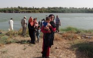 Iedzīvotāji peldus bēg no Fallūdžas - 7