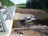 Rucavas novadā ‘Mercedes’ ietriecas tilta margās un iekrīt upē - 1