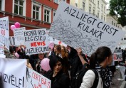 Protests pie Saeimas pret olšūnu ziedošanas ierobežojumiem
