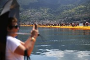 Izeo ezerā mākslinieks cilvēkiem dod iespēju staigāt pa ūdens virsu - 2