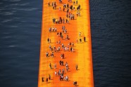 Izeo ezerā mākslinieks cilvēkiem dod iespēju staigāt pa ūdens virsu - 5