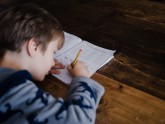 bērns rakstīt skola mājasdarbs