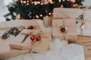 Ziemassvētki dāvanas saiņošana apdāvināšanās priems ģimene mīlestība miers