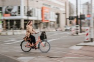 velosipēds sieviete ritenis pilsēta veloceliņš