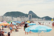Rio pludmale cilvēki saulessargi