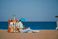 pludmale sieviete digitālie nomadi