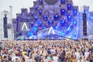 axwell-martin-drem crowd-from behind