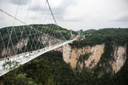 Ķīnā atklāts augstākais un garākais gājēju tilts ar stikla grīdu - 1