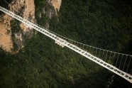 Ķīnā atklāts augstākais un garākais gājēju tilts ar stikla grīdu - 5